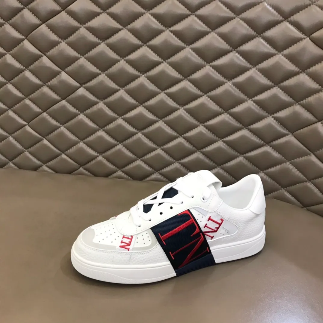 p440 "Valentin*" new spring and summer calfskin lace-up sneakers. No man should be able to refuse these shoes. The classic color scheme is so handsome! Purchase a high-precision replica of the original version to instantly sell off the market currency! 6 VLTN logo rubber effect straps - Valentino Garavani Logo printed on the back and tongue, all materials are customized to ensure quality! Size: 38-44